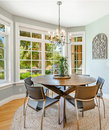 Dining room bay window with chandelier